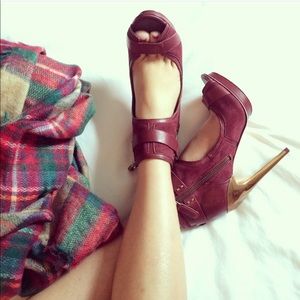 Sale! Bcbgmaxazria burgundy open toe booties